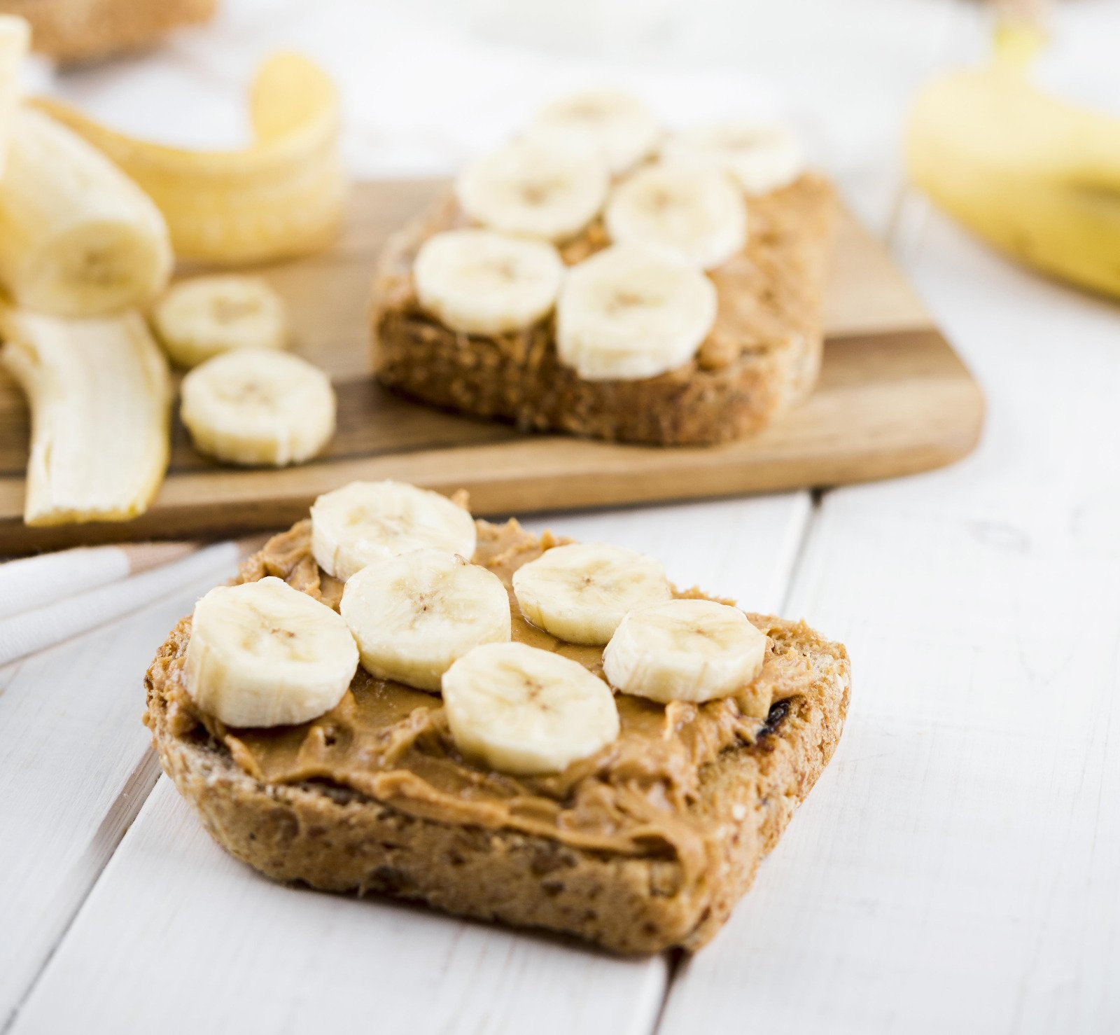 Tostada de pan integral con crema de cacahuete y plátano